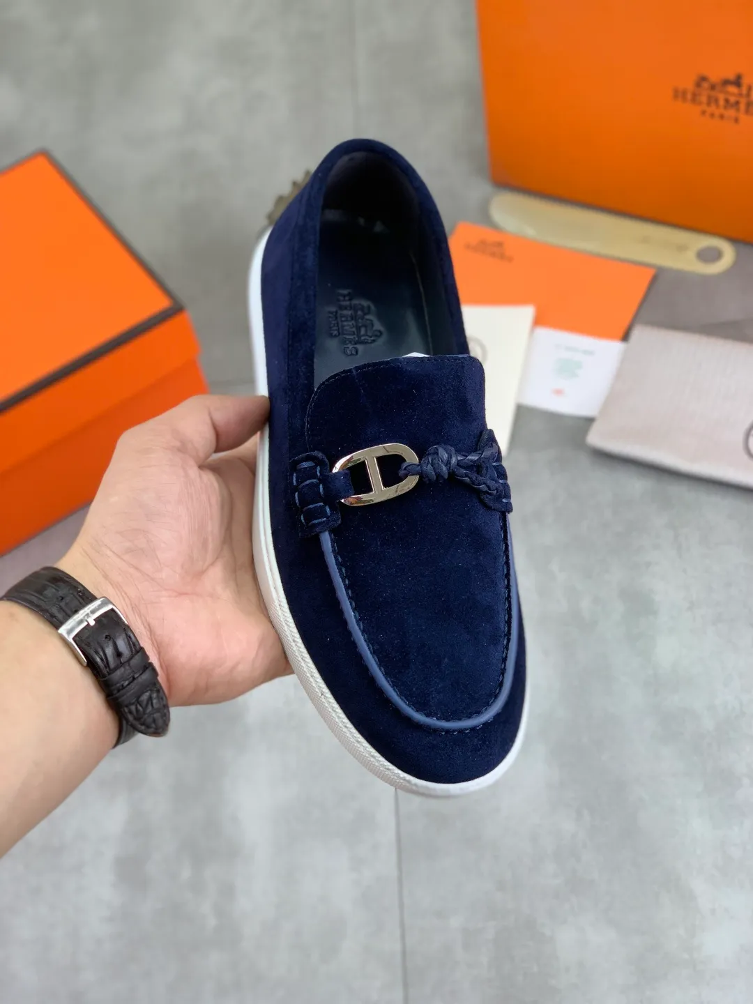 Factory price P600, new model, top version, original order, Hermes men's Drift Sneaker, new summer casual sports shoes, original purchase, development, production, H family men's classic series, technical breathable fabrics with cowhide, casual sports shoes, casual sports dad shoes, combined with high-tech breathable materials and cowhide, H family exclusive button decoration on the side. The outsole is full of H italic design and bright colors to show vitality and continue the brand design inspiration. Stroll around the city lightly and feel free and comfortable. Delivered in exquisite packaging🛍📦 ▪️Fabric: original customized breathable material + first layer of frosted cowhide ▪️Inner: cowhide feet ▪️Outsole: molded and evacuated PU+TPU material ▪️Size: 35-45 Multiple colors available Premium packaging